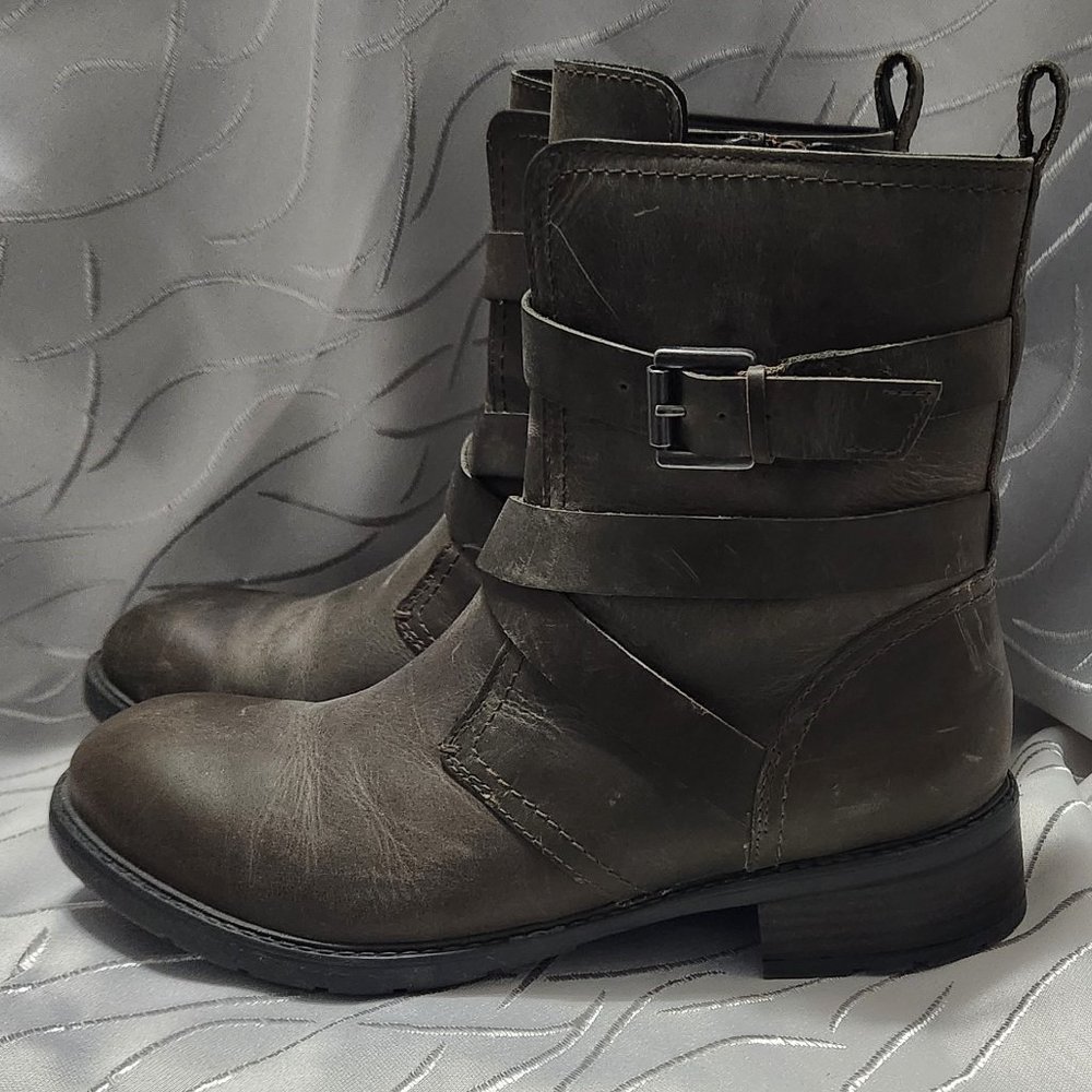 Clarks Leather Mid-calf Lined with side zipper size 38